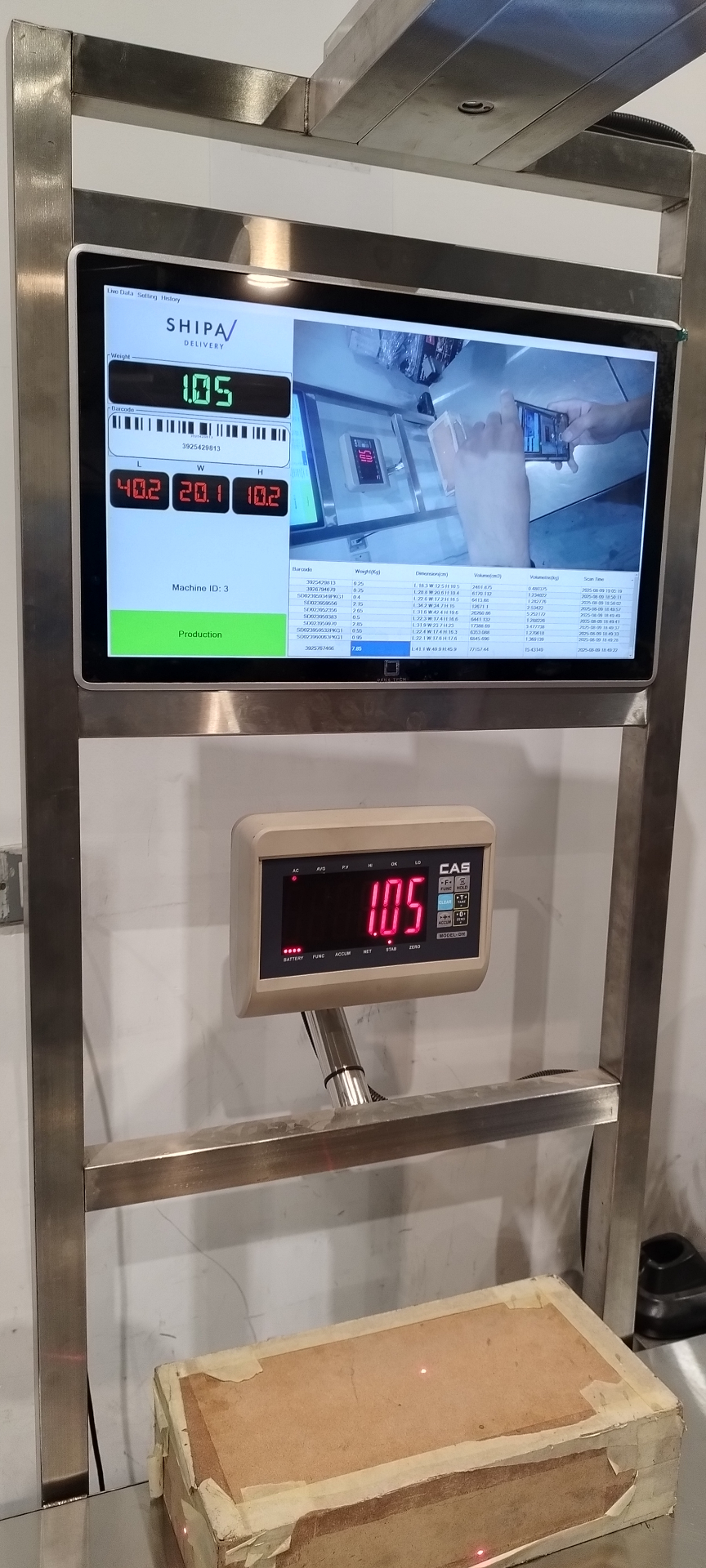 Hybrid DWS operator touchscreen showing weight 1.05 kg, barcode, dimensions and live camera feed